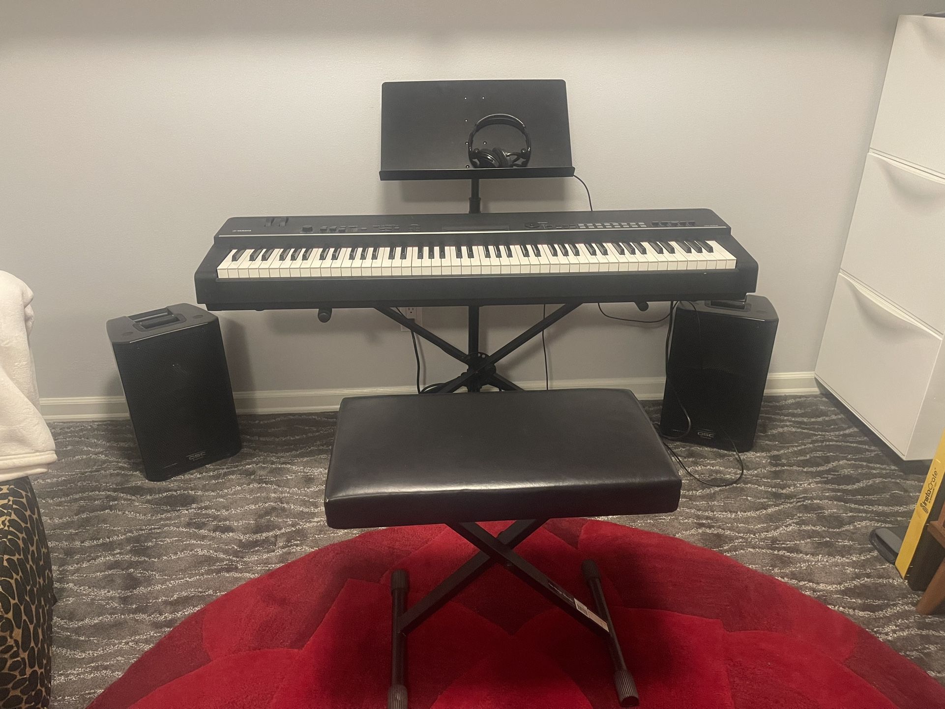 YAMAHA KEYBOARD CP4 PIANO - USED BUT LIKE NEW