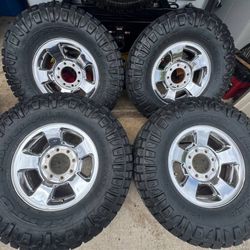 Nitto 35x12.5x17 Ridge Grapplers on 17” Dodge Ram Wheels