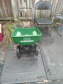 Fertilizer spreader
