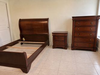 Cherry Wood Sleigh Bedroom Set 3 Piece