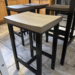 High Counter Top Kitchen Table With 4 Stools