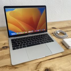Like New MacBook Pro 13” (2017) – Intel i5 / 8GB / 256GB – Silver 