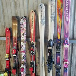 8 pairs of skiis