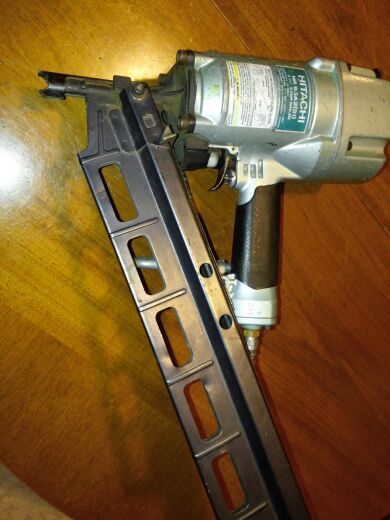 Pistola para framing 300 obo, esta liviana , tiene regulador para clavo y esta casi nueva.