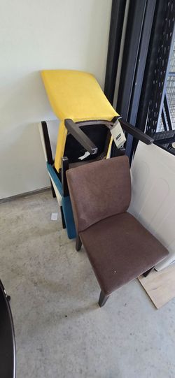 Round Table with four chairs