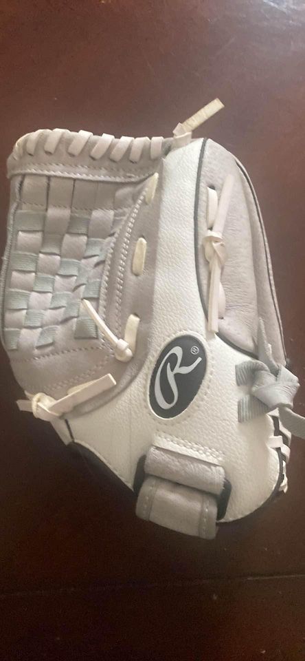 RAWLINGS RIGHT HANDED SOFTBALL GLOVE