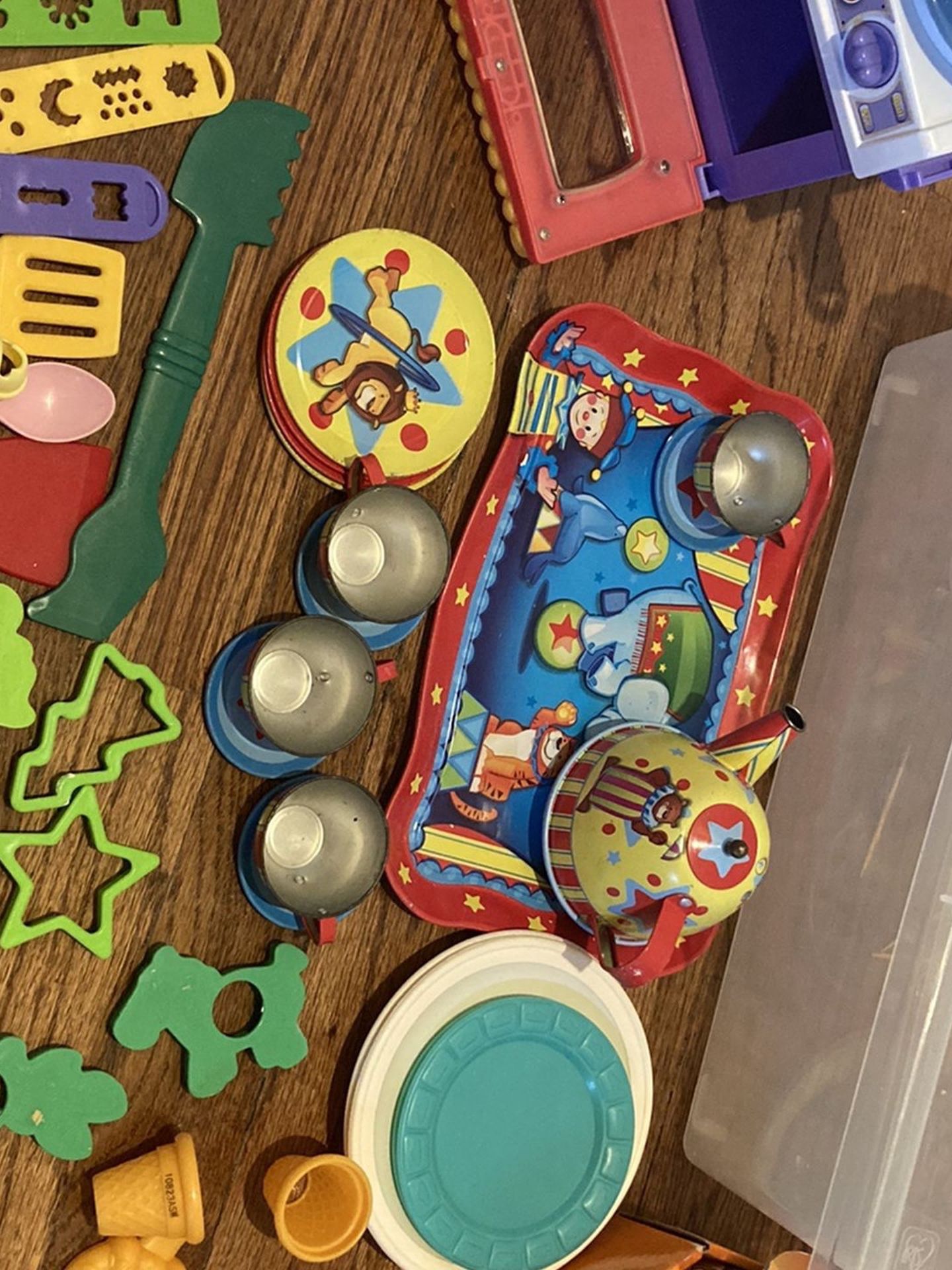 Playdough & Moon Sand Toys + Storage Box