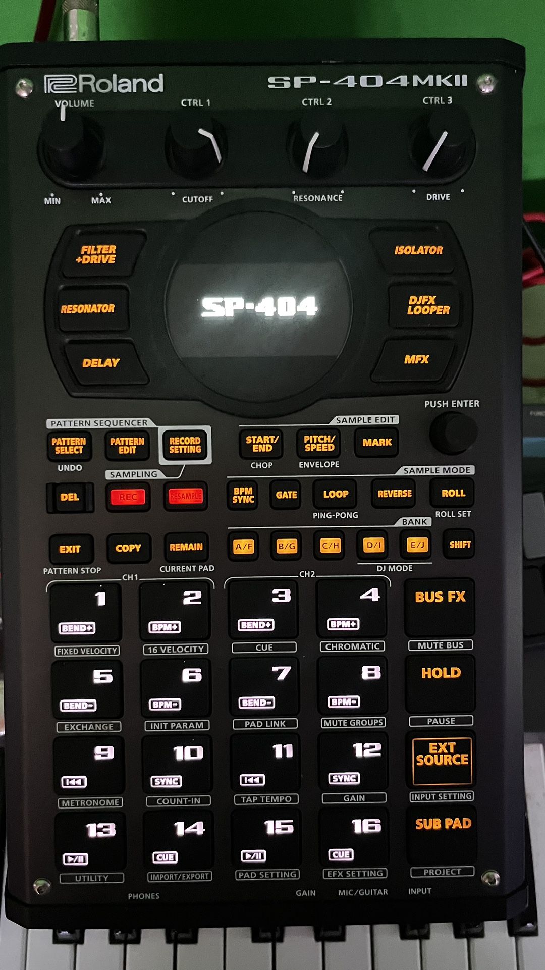 SP 404 MK II (mint condition in box + pioneer dj monitors)