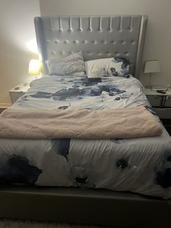 Queen Mattress/ Bed Frame