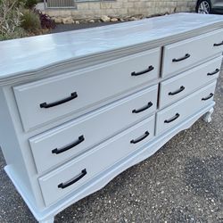 Dresser light gray horizontal 6 drawers All slide great on a center bearing rail.  #0425 Made of oak and oak veneer.  Bear claw feet in front. Scallop