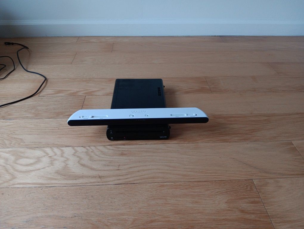 Nintendo Wii U WUP-101(02) AND Wii U 091002 SENSOR 32 GB Black Console