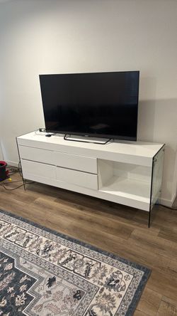 Beautiful white entertainment center piece!