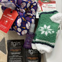 New Holiday Lush Bathbombs, Hair Masks, Body Mist And Socks Gift Set