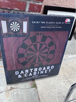 Dartboard & Cabinet
