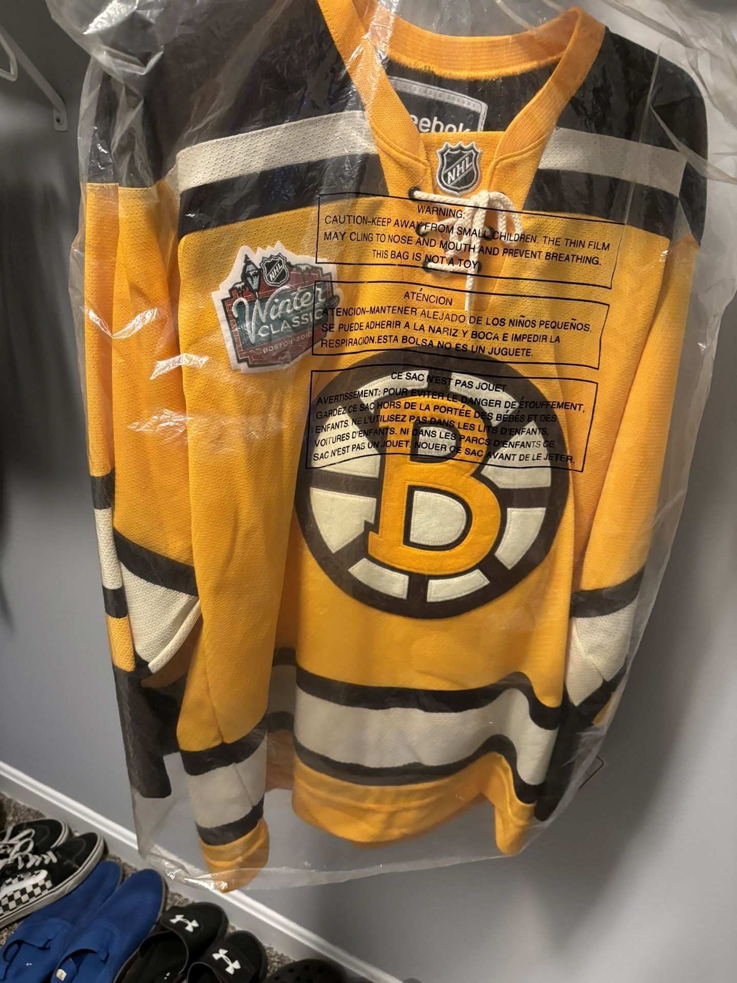 2010 Boston Bruins( NO #) Winter Classic Brand New tags adult Male Medium