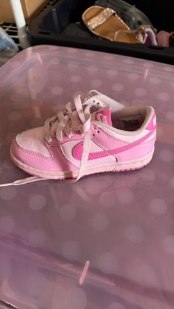 Pink kids 👧🏽 Nike shoes