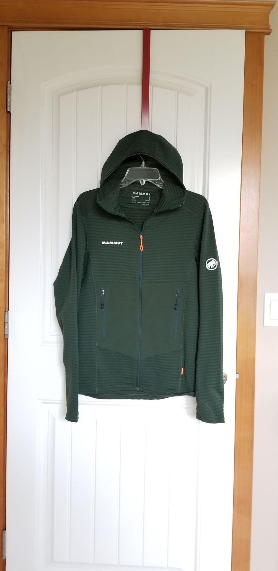 MAMMUT Mens Small FLEECE Lined Inside LIGHTWEIGHT fleece is essential for all-season exploration.