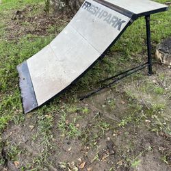 skate ramp / quarterpipe 