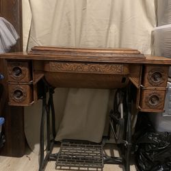 Antique Sewing Machine In Excellent Condition 