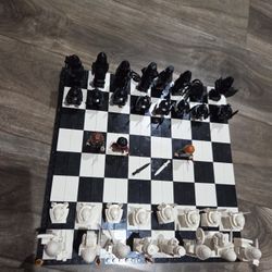 Harry Potter: Hogwarts Wizard's Chess 76392 LEGO set