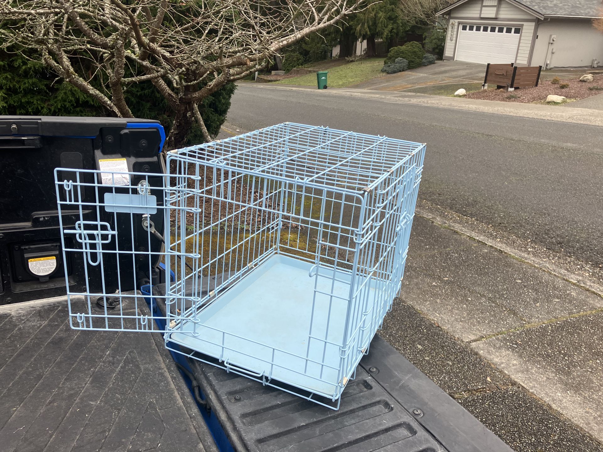 Small Dog Puppy Rabbit Kennel Crate Collapsible like New 24” L by 17”W 19”