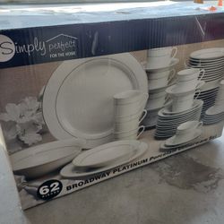 New 62 Piece Porcelain Platinum Dinnerware Set