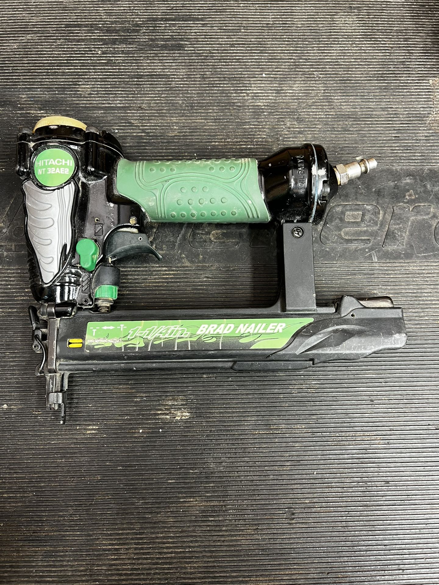 Hitachi NT32AE2 Nail Gun