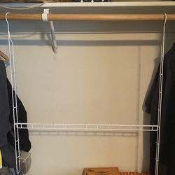 Adjustable hanging closet rod