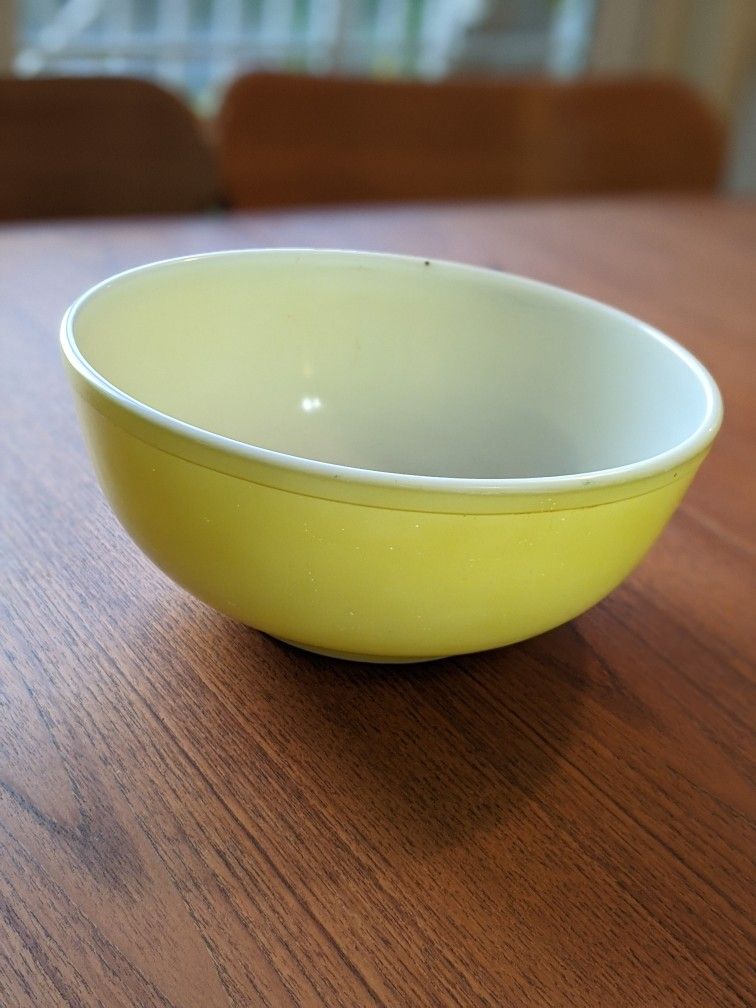 Mid Century Pyrex Large Yellow Bowl 404 1940s/50s Vintage Made in USA