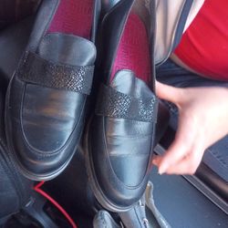 This is a Munro Geena loafer in black leather with a snakeskin-embossed detail