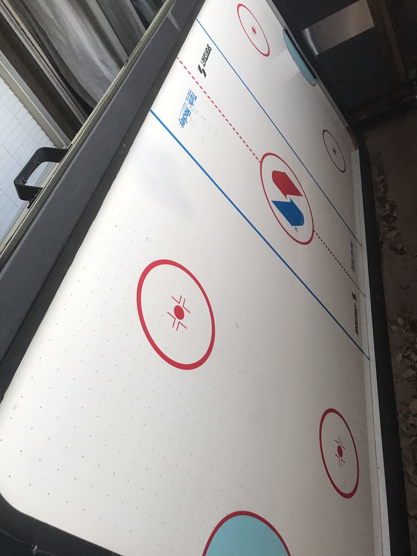 Air hockey table