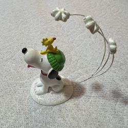 Department 56 Peanuts Snoopy Catching Snowflakes