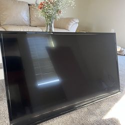 43” TCL Roku Tv With Remote, Wall Mount, Hardware 