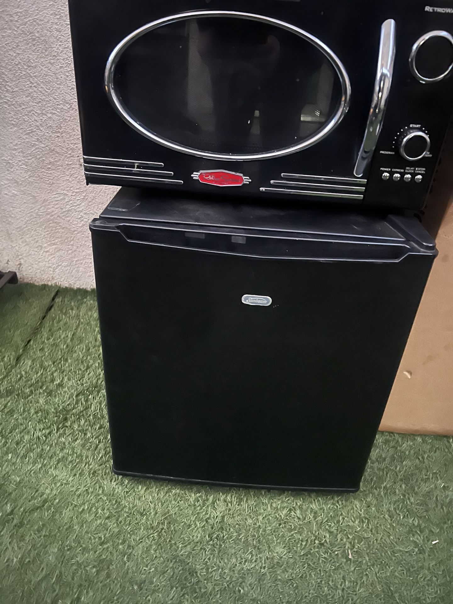 Microwave  Y Refrigerator Chico