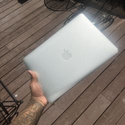 I8 Apple Mac book 
