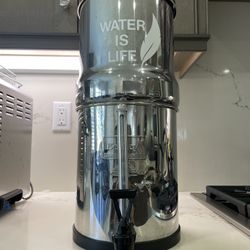 British Berkefeld Water Filter (Filters 2.25 Gallons – 19.25″ Tall)