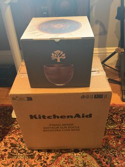 KitchenAid Mixer 5-qt + Walnut Bowl
