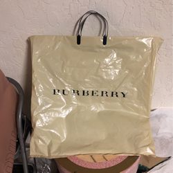 Burberry XL Shop https://offerup.com/redirect/?o=YmFnLk5ldw==