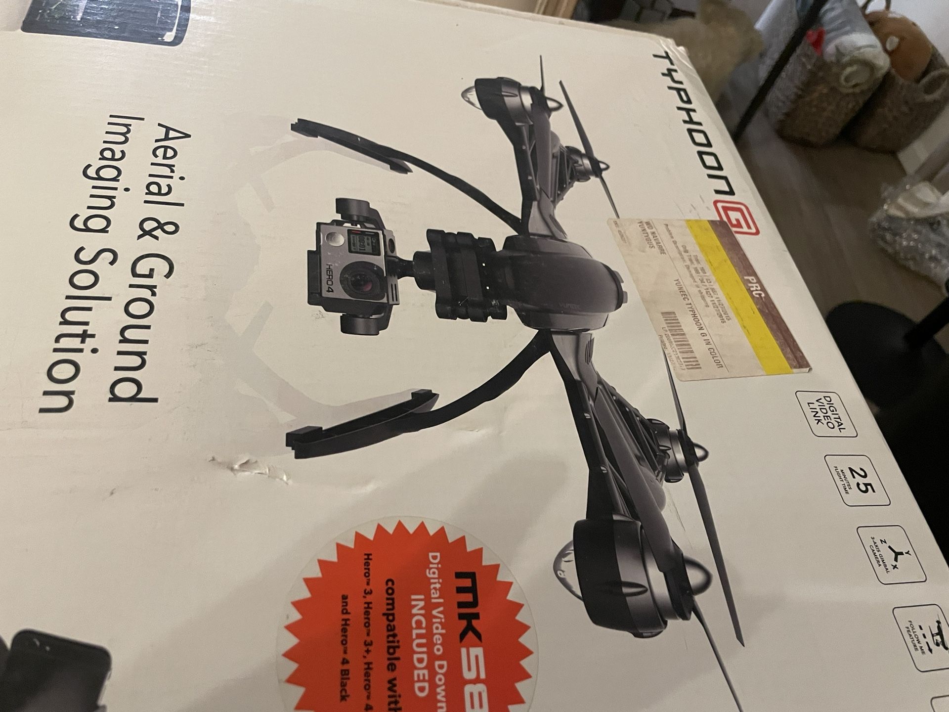 YUNEEC Typhoon G Drone With GoPro holder and Controller with screen L