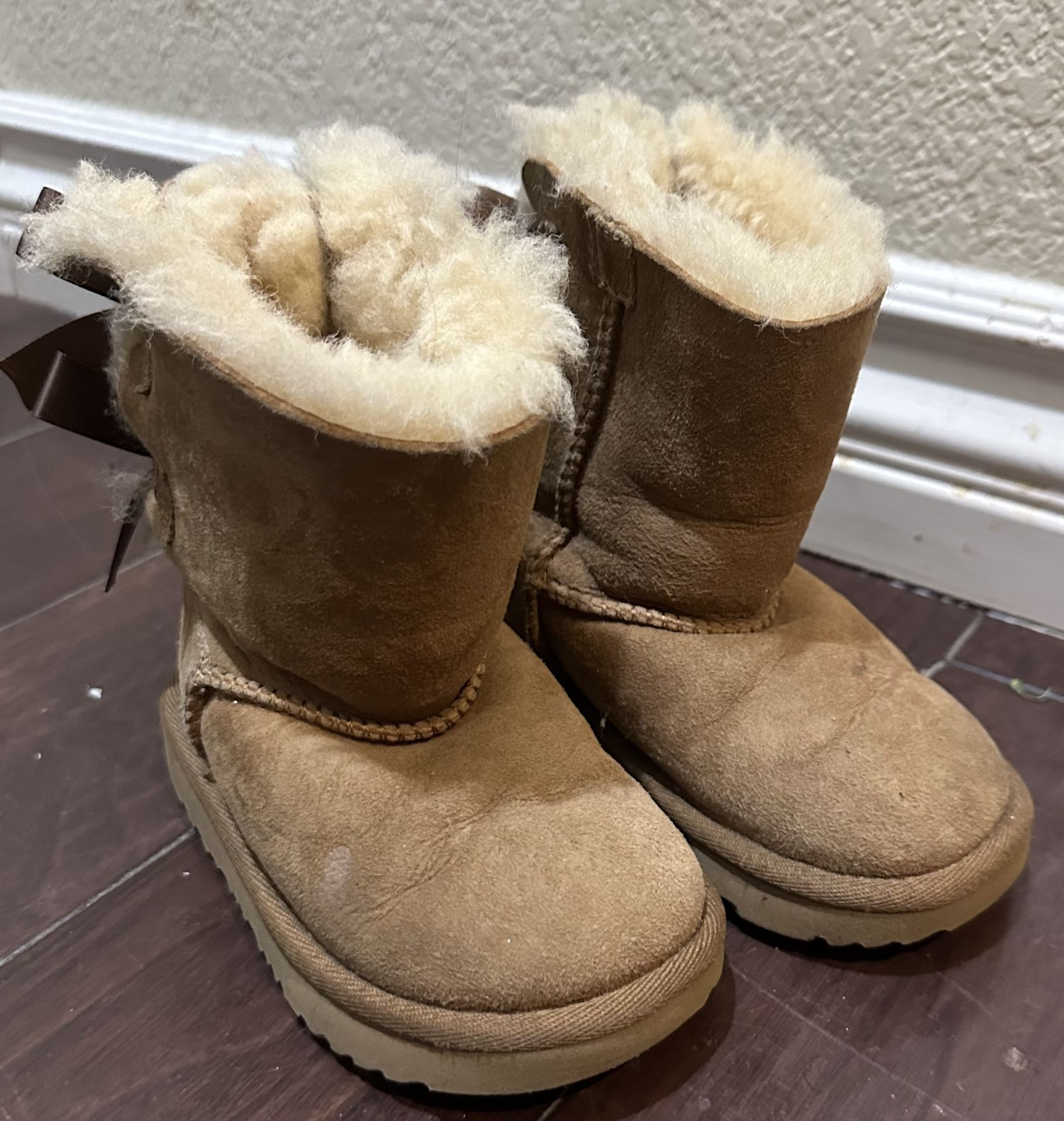 UGG Bailey Bow II Chestnut Boots Girls, Size 8
