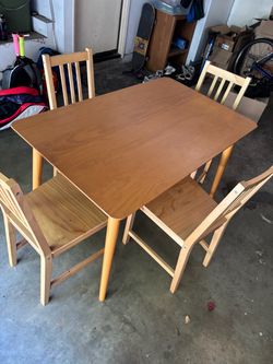 Table and chairs (light wood and 4 chairs)