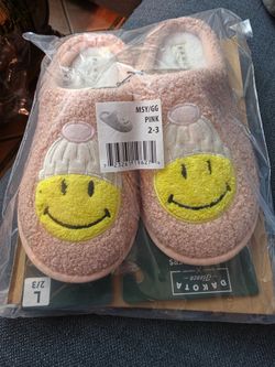 Dakota Fleece Girls Smiley Slippers - Pink Sherpa, Size L (2/3)