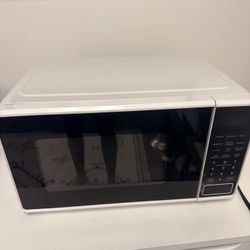 1100 W White Microwave