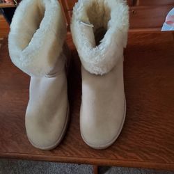 BRAND NEW UGGS, SIZE M15