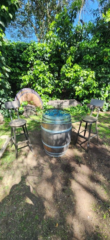 Barrel Table With 2 Stools $100