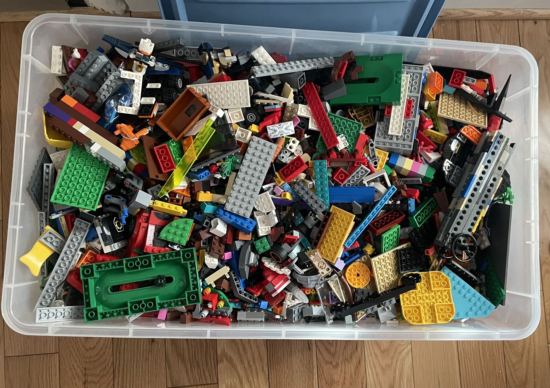 Large Bin of mixed Lego bricks only(NO mini figures)