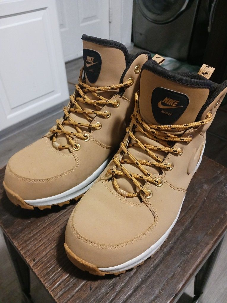 Nike Manoa - Men's 8.5 (Very Lightly Used)