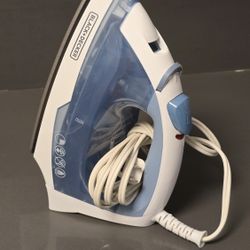 BLACK + DECKER Easy Steam Compact Iron