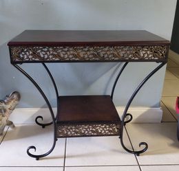 Mesa con decoracion en hierro