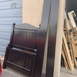 🌺BEAUTIFUL TWIN SIZE BED FRAME IN BLACK COLOR-MATRESS  AND BOXSPRING INCLUDED 🌺